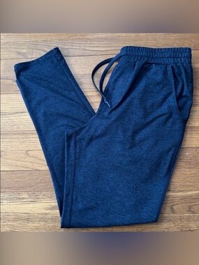 🏃🏻‍♀️Quince heather navy Flowknit performance pants. Size M.